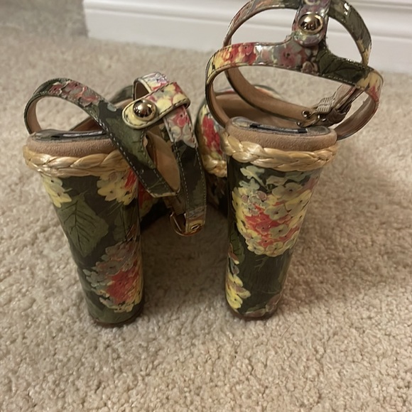 Dolce and Gabanna Hydrangea Heels - Picture 3 of 4